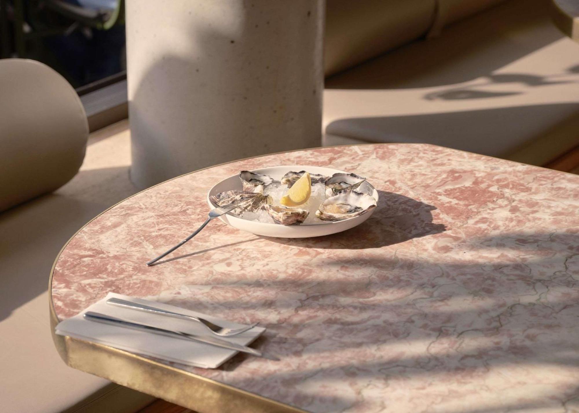 The Calile Hotel Brisbane Exteriér fotografie Oysters on a table