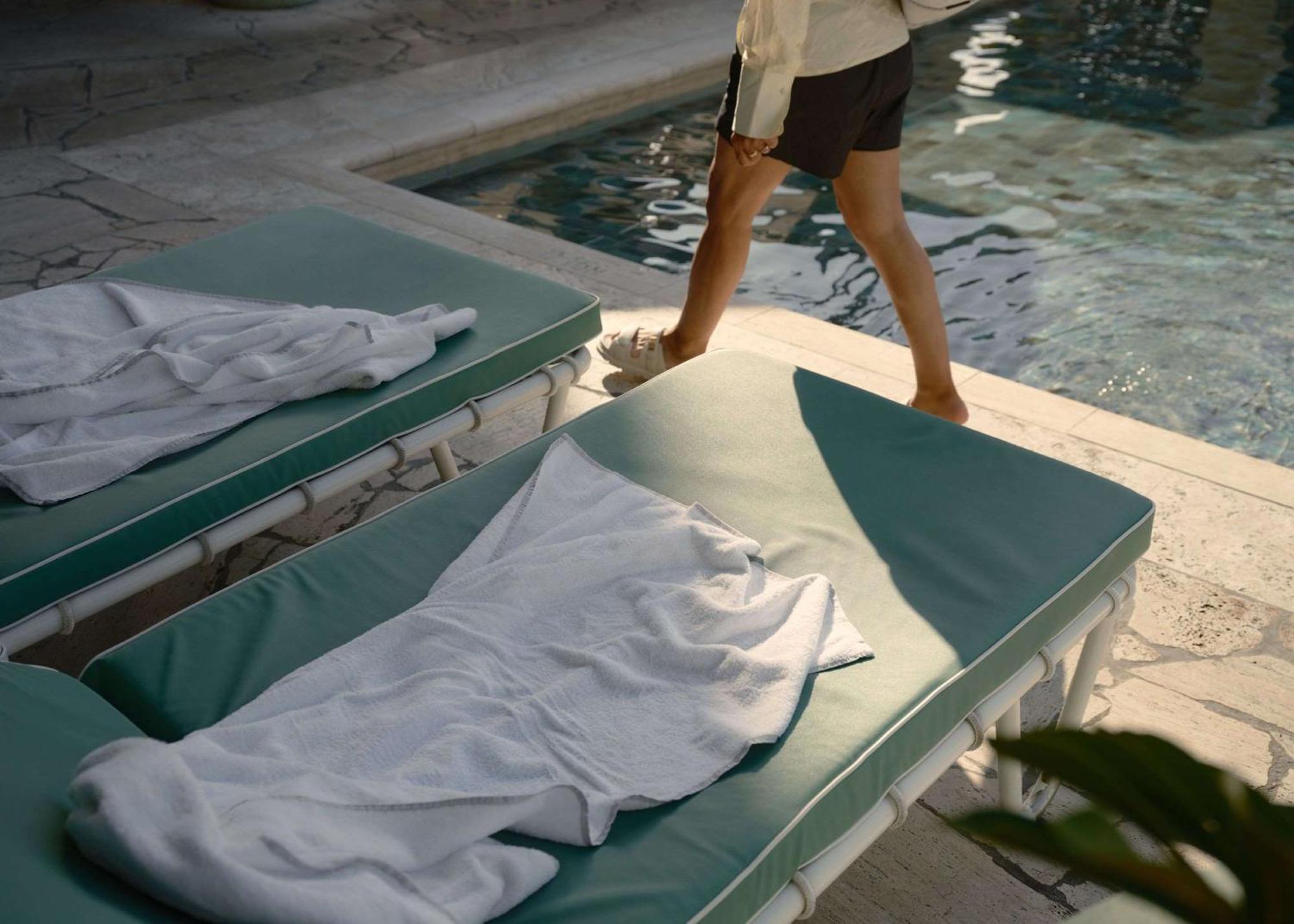 The Calile Hotel Brisbane Exteriér fotografie A poolside chaise longue